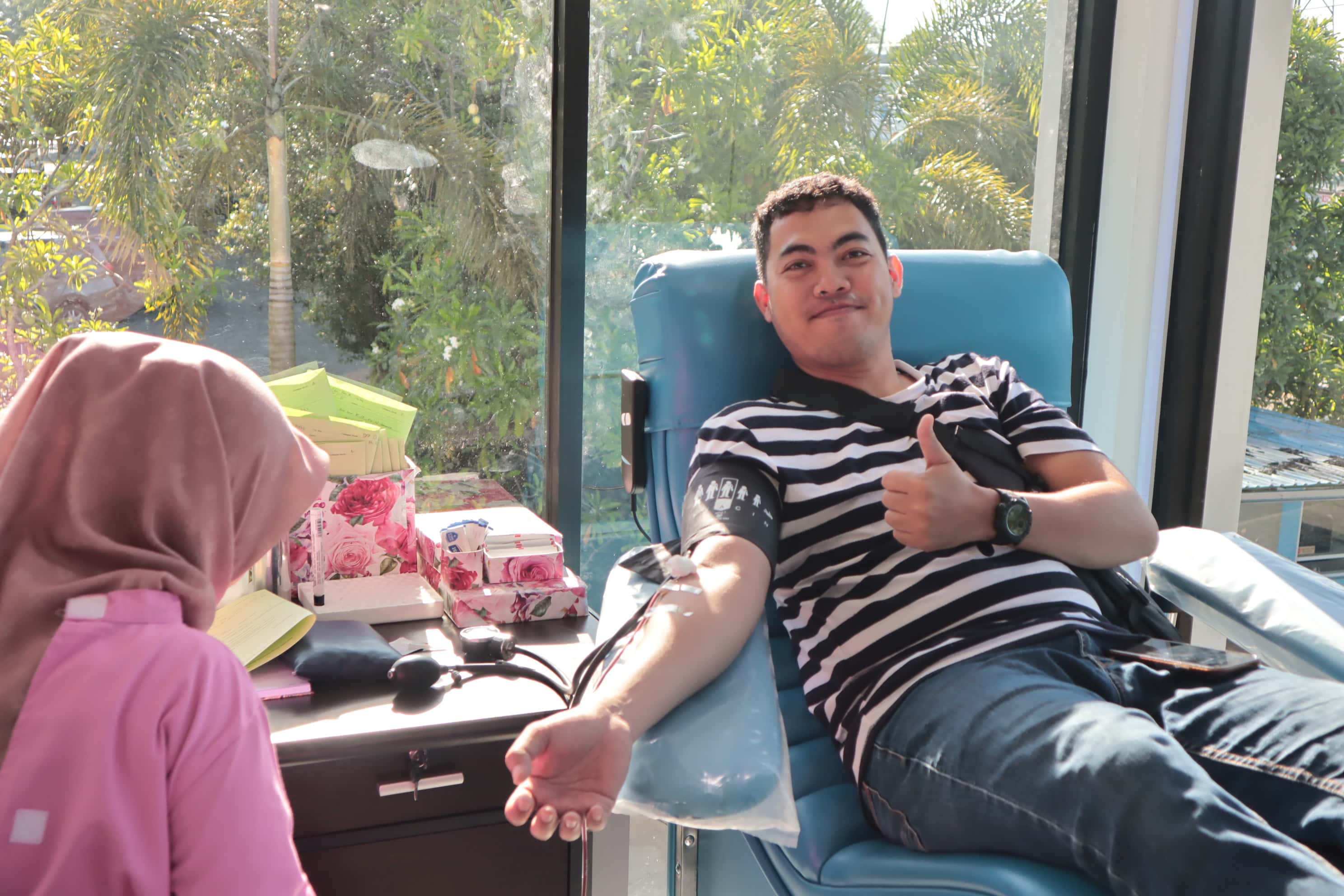 Ilustrasi orang sedang mendonorkan darah dengan bahagia